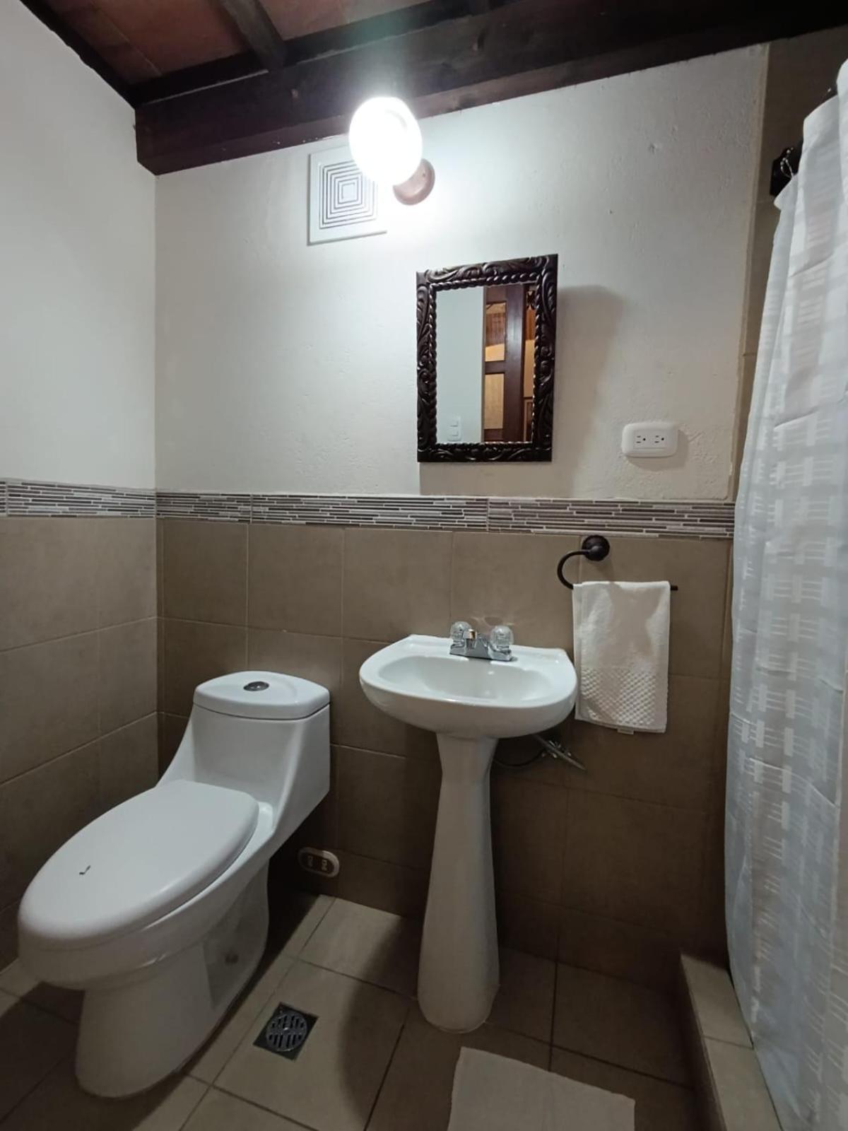 Отель Donde Lico Антигуа-Гватемала Экстерьер фото